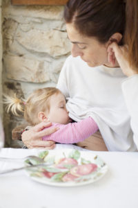 baby-breastfeeding-mother-in-restaurant